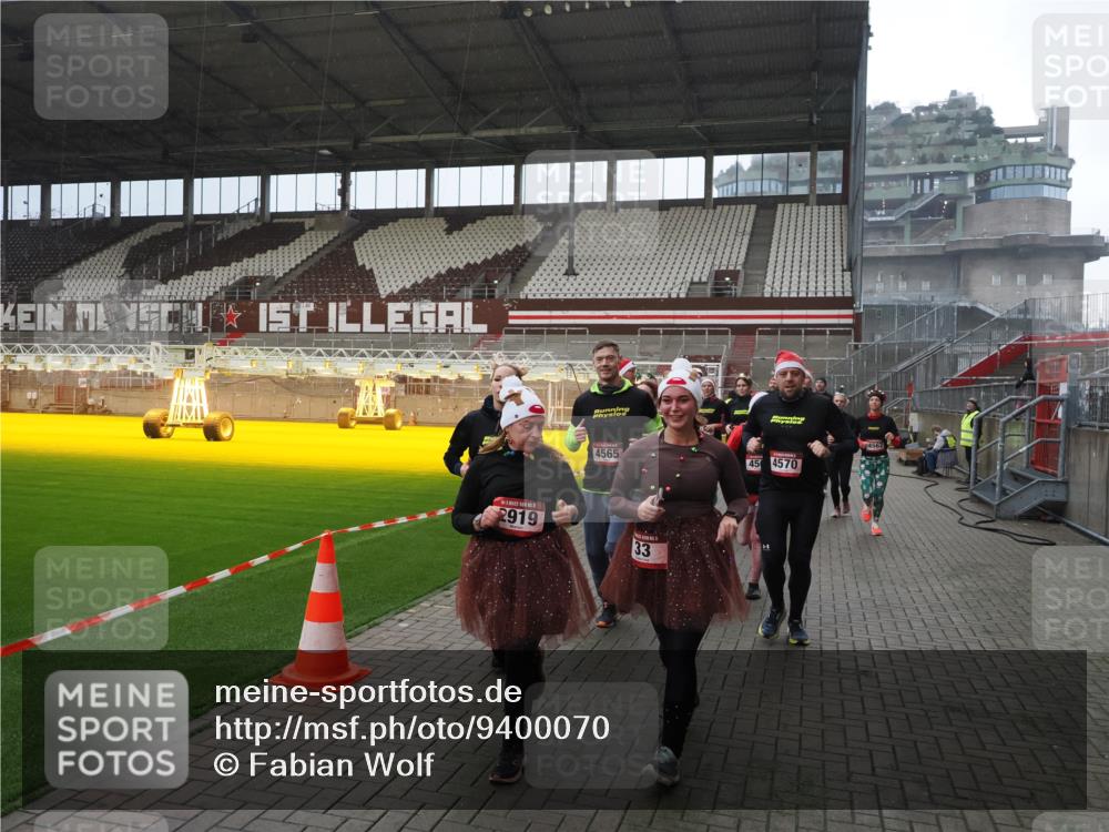 07.12.2025 - St. Pauli X-Mass-Run No. 15 Fabian Wolf http://msf.ph/oto/9400070 07.12.2025 11:04:48 Ziel 33, 361, 395, 1212, 1411, 1643, 2791, 2919, 3719, 4561, 4562, 4563, 4565, 4566, 4567, 4568, 4569, 4570, 4571, 4572, 4573, 4575, 4576, 4577, 4578 meine-sportfotos.de