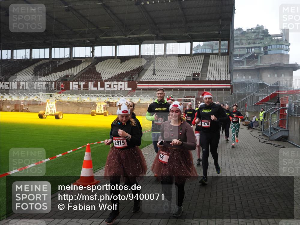 07.12.2025 - St. Pauli X-Mass-Run No. 15 Fabian Wolf http://msf.ph/oto/9400071 07.12.2025 11:04:48 Ziel 33, 361, 395, 1212, 1411, 1643, 2791, 2919, 3719, 4561, 4562, 4563, 4565, 4566, 4567, 4568, 4569, 4570, 4571, 4572, 4573, 4575, 4576, 4577, 4578 meine-sportfotos.de