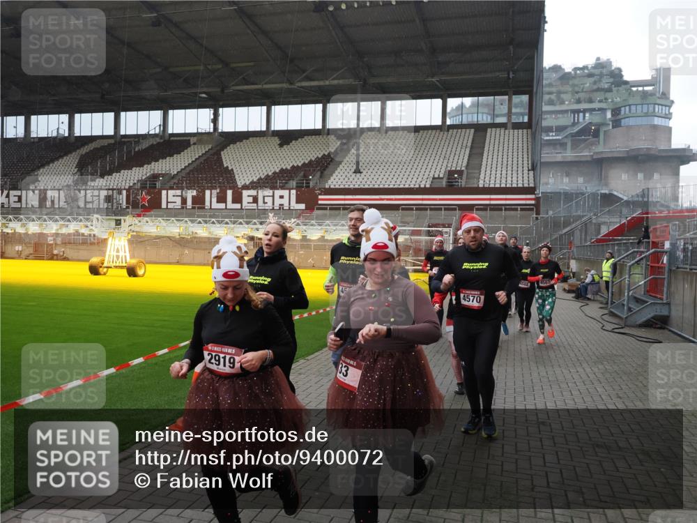 07.12.2025 - St. Pauli X-Mass-Run No. 15 Fabian Wolf http://msf.ph/oto/9400072 07.12.2025 11:04:48 Ziel 33, 361, 395, 1212, 1411, 1643, 2791, 2919, 3719, 4561, 4562, 4563, 4565, 4566, 4567, 4568, 4569, 4570, 4571, 4572, 4573, 4575, 4576, 4577, 4578 meine-sportfotos.de