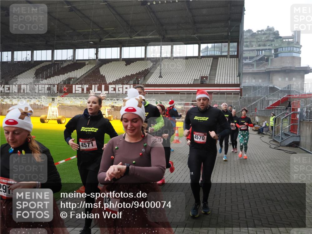 07.12.2025 - St. Pauli X-Mass-Run No. 15 Fabian Wolf http://msf.ph/oto/9400074 07.12.2025 11:04:49 Ziel 33, 361, 395, 1212, 1411, 1643, 2791, 2919, 3719, 4561, 4562, 4563, 4565, 4566, 4567, 4568, 4569, 4570, 4571, 4572, 4573, 4575, 4576, 4577, 4578 meine-sportfotos.de
