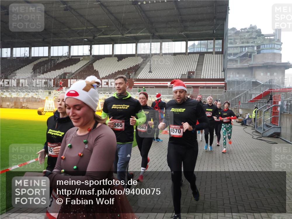 07.12.2025 - St. Pauli X-Mass-Run No. 15 Fabian Wolf http://msf.ph/oto/9400075 07.12.2025 11:04:49 Ziel 33, 361, 395, 1212, 1411, 1643, 2791, 2919, 3719, 4561, 4562, 4563, 4565, 4566, 4567, 4568, 4569, 4570, 4571, 4572, 4573, 4575, 4576, 4577, 4578 meine-sportfotos.de