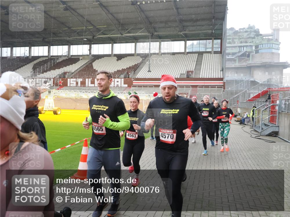 07.12.2025 - St. Pauli X-Mass-Run No. 15 Fabian Wolf http://msf.ph/oto/9400076 07.12.2025 11:04:49 Ziel 33, 361, 395, 1212, 1411, 1643, 2791, 2919, 3719, 4561, 4562, 4563, 4565, 4566, 4567, 4568, 4569, 4570, 4571, 4572, 4573, 4575, 4576, 4577, 4578 meine-sportfotos.de
