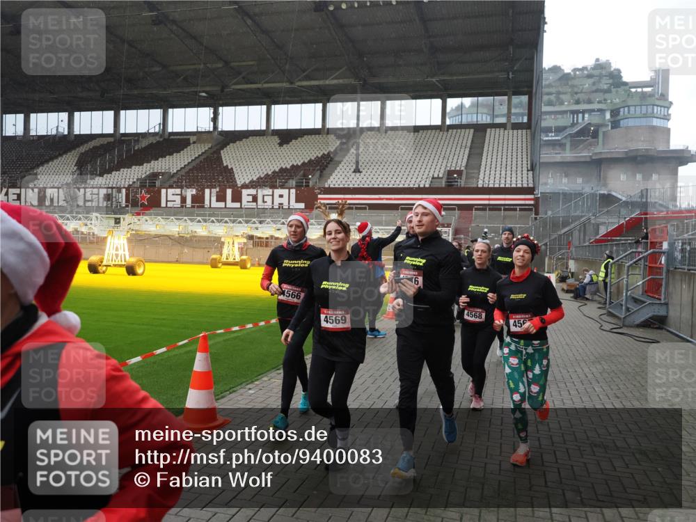 07.12.2025 - St. Pauli X-Mass-Run No. 15 Fabian Wolf http://msf.ph/oto/9400083 07.12.2025 11:04:50 Ziel 33, 117, 128, 361, 395, 1212, 1411, 2791, 2919, 3719, 4561, 4562, 4563, 4565, 4566, 4567, 4568, 4569, 4570, 4571, 4572, 4573, 4575, 4576, 4577, 4578 meine-sportfotos.de