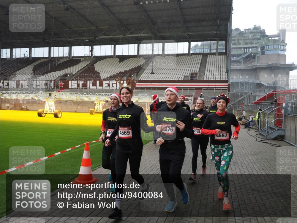 07.12.2025 - St. Pauli X-Mass-Run No. 15 Fabian Wolf http://msf.ph/oto/9400084 07.12.2025 11:04:51 Ziel 33, 117, 128, 1212, 1411, 2791, 2919, 3719, 4561, 4562, 4563, 4565, 4566, 4567, 4568, 4569, 4570, 4571, 4572, 4573, 4575, 4576, 4577, 4578 meine-sportfotos.de