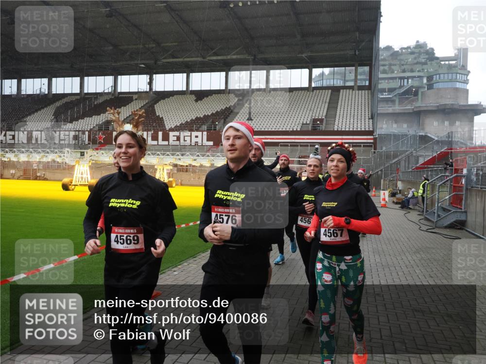 07.12.2025 - St. Pauli X-Mass-Run No. 15 Fabian Wolf http://msf.ph/oto/9400086 07.12.2025 11:04:51 Ziel 33, 117, 128, 1212, 1411, 2791, 2919, 3719, 4561, 4562, 4563, 4565, 4566, 4567, 4568, 4569, 4570, 4571, 4572, 4573, 4575, 4576, 4577, 4578 meine-sportfotos.de
