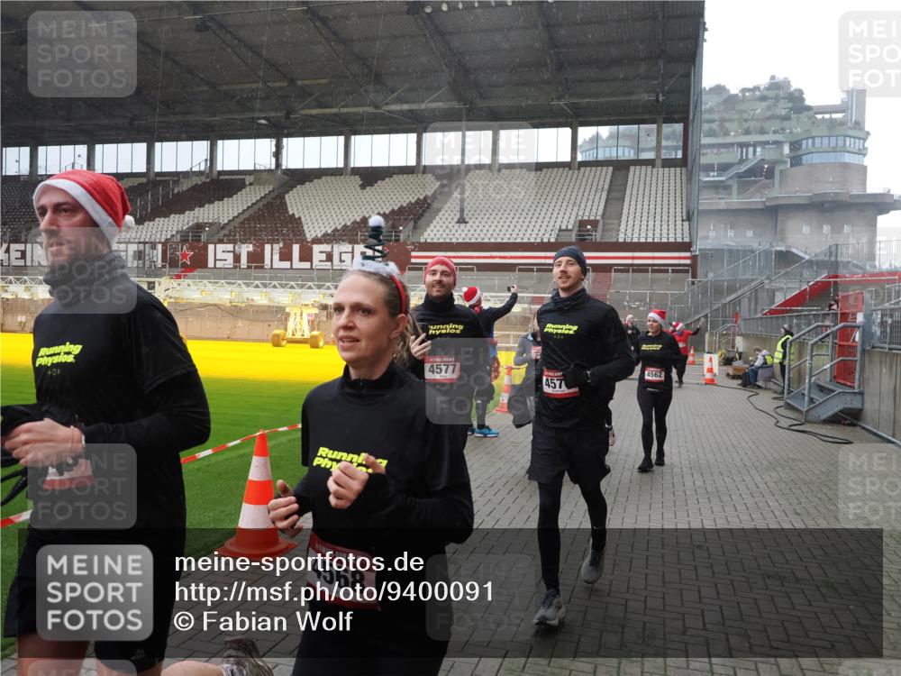 07.12.2025 - St. Pauli X-Mass-Run No. 15 Fabian Wolf http://msf.ph/oto/9400091 07.12.2025 11:04:52 Ziel 33, 117, 128, 1212, 1411, 2791, 2919, 3719, 4561, 4562, 4563, 4565, 4566, 4567, 4568, 4569, 4570, 4571, 4572, 4573, 4575, 4576, 4577, 4578 meine-sportfotos.de