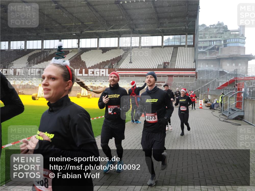 07.12.2025 - St. Pauli X-Mass-Run No. 15 Fabian Wolf http://msf.ph/oto/9400092 07.12.2025 11:04:52 Ziel 33, 117, 128, 1212, 1411, 2791, 2919, 3719, 4561, 4562, 4563, 4565, 4566, 4567, 4568, 4569, 4570, 4571, 4572, 4573, 4575, 4576, 4577, 4578 meine-sportfotos.de