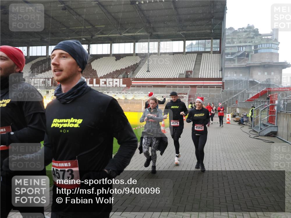 07.12.2025 - St. Pauli X-Mass-Run No. 15 Fabian Wolf http://msf.ph/oto/9400096 07.12.2025 11:04:53 Ziel 33, 117, 128, 1212, 1411, 2791, 2919, 3719, 4561, 4562, 4563, 4565, 4566, 4567, 4568, 4569, 4570, 4571, 4572, 4573, 4575, 4576, 4577, 4578 meine-sportfotos.de