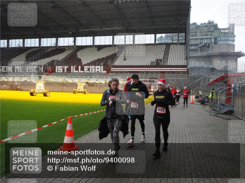 07.12.2025 - St. Pauli X-Mass-Run No. 15 Fabian Wolf http://msf.ph/oto/9400098 07.12.2025 11:04:53 Ziel 33, 117, 128, 1212, 1411, 2791, 2919, 3719, 4561, 4562, 4563, 4565, 4566, 4567, 4568, 4569, 4570, 4571, 4572, 4573, 4575, 4576, 4577, 4578 meine-sportfotos.de