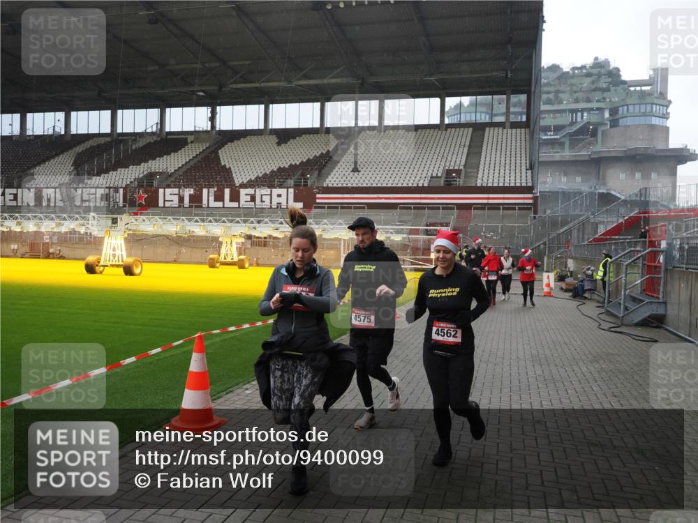 07.12.2025 - St. Pauli X-Mass-Run No. 15 Fabian Wolf http://msf.ph/oto/9400099 07.12.2025 11:04:54 Ziel 33, 117, 128, 1212, 1411, 2919, 3719, 4561, 4562, 4563, 4565, 4566, 4567, 4568, 4569, 4570, 4571, 4572, 4573, 4575, 4576, 4577, 4578 meine-sportfotos.de