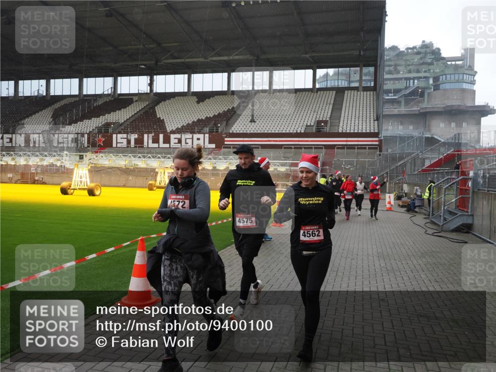 07.12.2025 - St. Pauli X-Mass-Run No. 15 Fabian Wolf http://msf.ph/oto/9400100 07.12.2025 11:04:54 Ziel 33, 117, 128, 1212, 1411, 2919, 3719, 4561, 4562, 4563, 4565, 4566, 4567, 4568, 4569, 4570, 4571, 4572, 4573, 4575, 4576, 4577, 4578 meine-sportfotos.de