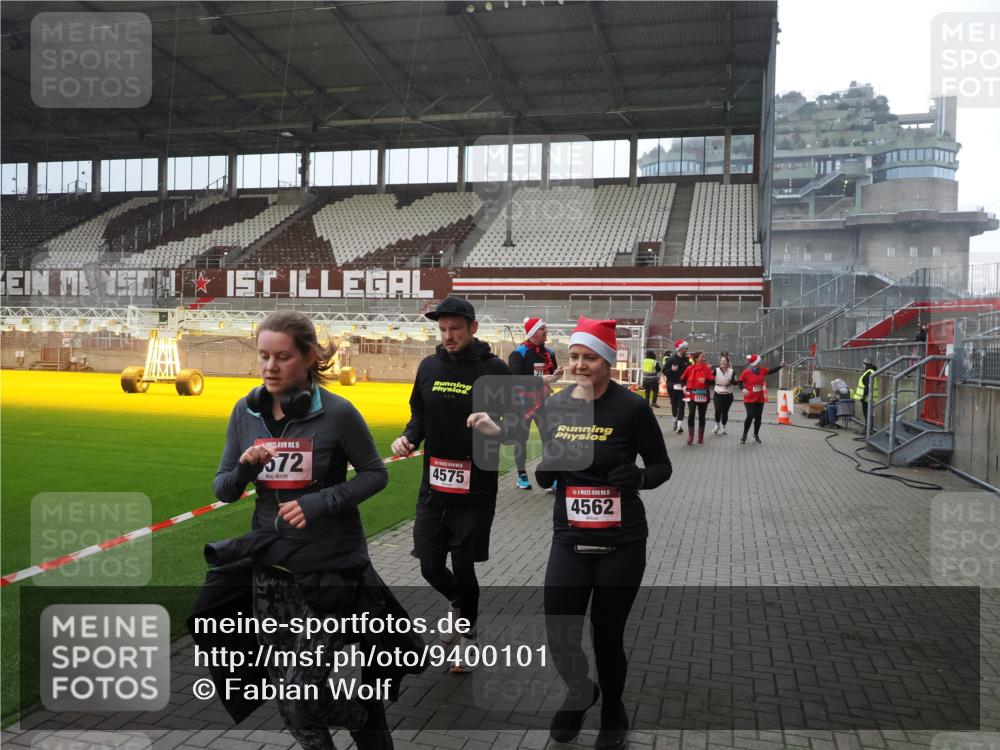 07.12.2025 - St. Pauli X-Mass-Run No. 15 Fabian Wolf http://msf.ph/oto/9400101 07.12.2025 11:04:54 Ziel 33, 117, 128, 1212, 1411, 2919, 3719, 4561, 4562, 4563, 4565, 4566, 4567, 4568, 4569, 4570, 4571, 4572, 4573, 4575, 4576, 4577, 4578 meine-sportfotos.de