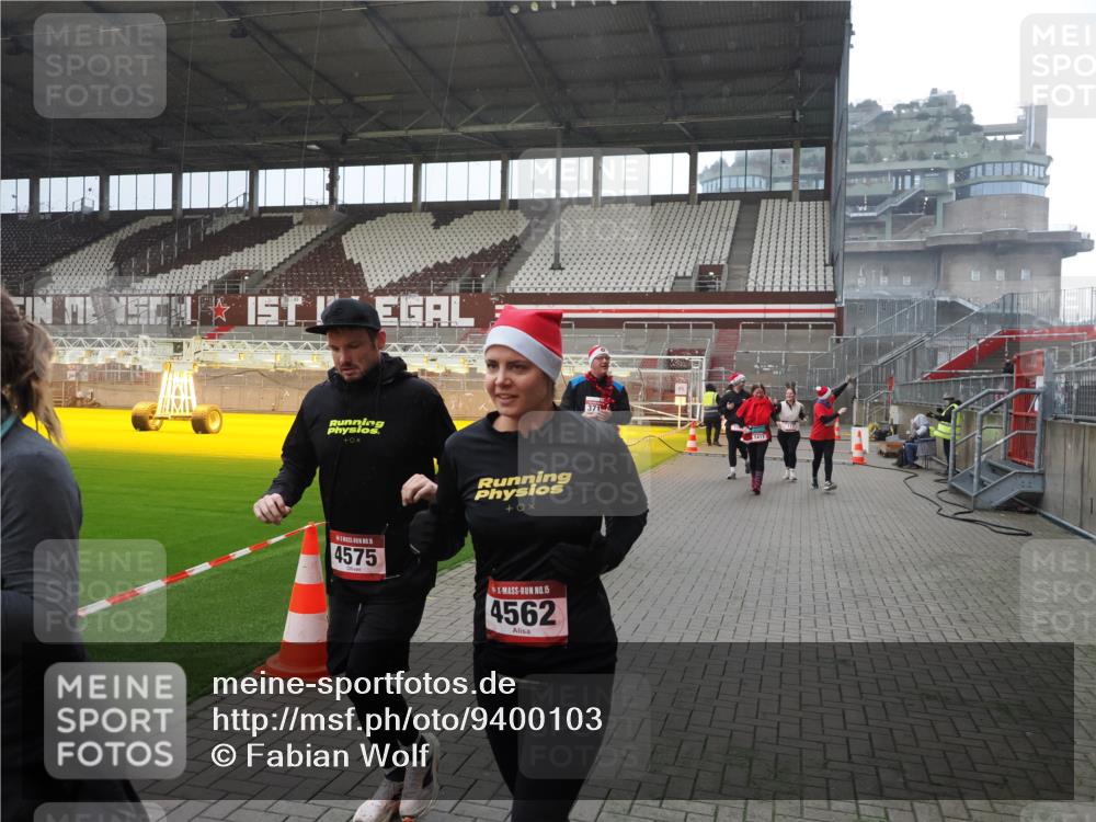 07.12.2025 - St. Pauli X-Mass-Run No. 15 Fabian Wolf http://msf.ph/oto/9400103 07.12.2025 11:04:54 Ziel 33, 117, 128, 1212, 1411, 2919, 3719, 4561, 4562, 4563, 4565, 4566, 4567, 4568, 4569, 4570, 4571, 4572, 4573, 4575, 4576, 4577, 4578 meine-sportfotos.de