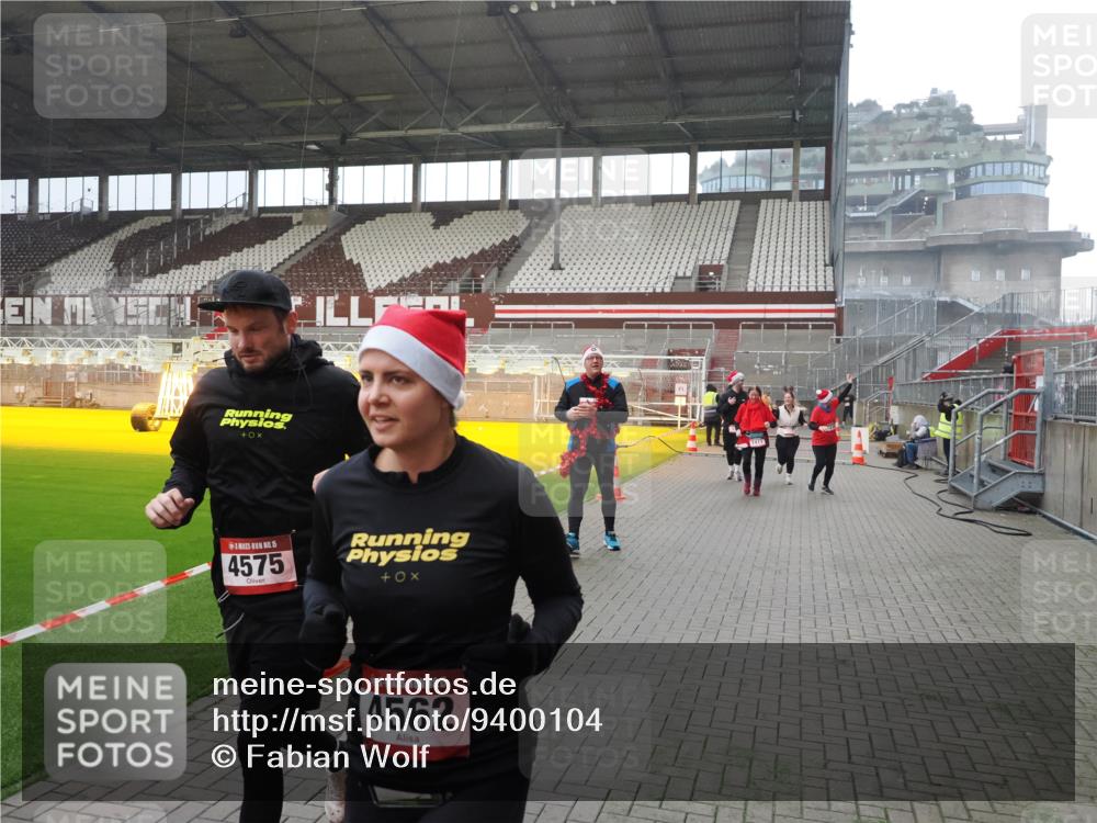 07.12.2025 - St. Pauli X-Mass-Run No. 15 Fabian Wolf http://msf.ph/oto/9400104 07.12.2025 11:04:55 Ziel 33, 117, 128, 1212, 1411, 2919, 4561, 4562, 4563, 4565, 4566, 4567, 4568, 4569, 4570, 4571, 4572, 4573, 4575, 4576, 4577, 4578 meine-sportfotos.de