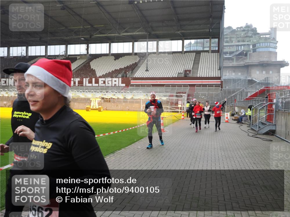 07.12.2025 - St. Pauli X-Mass-Run No. 15 Fabian Wolf http://msf.ph/oto/9400105 07.12.2025 11:04:55 Ziel 33, 117, 128, 1212, 1411, 2919, 4561, 4562, 4563, 4565, 4566, 4567, 4568, 4569, 4570, 4571, 4572, 4573, 4575, 4576, 4577, 4578 meine-sportfotos.de
