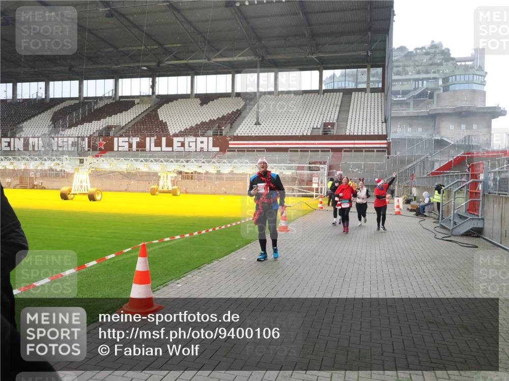 07.12.2025 - St. Pauli X-Mass-Run No. 15 Fabian Wolf http://msf.ph/oto/9400106 07.12.2025 11:04:55 Ziel 33, 117, 128, 1212, 1411, 2919, 4561, 4562, 4563, 4565, 4566, 4567, 4568, 4569, 4570, 4571, 4572, 4573, 4575, 4576, 4577, 4578 meine-sportfotos.de