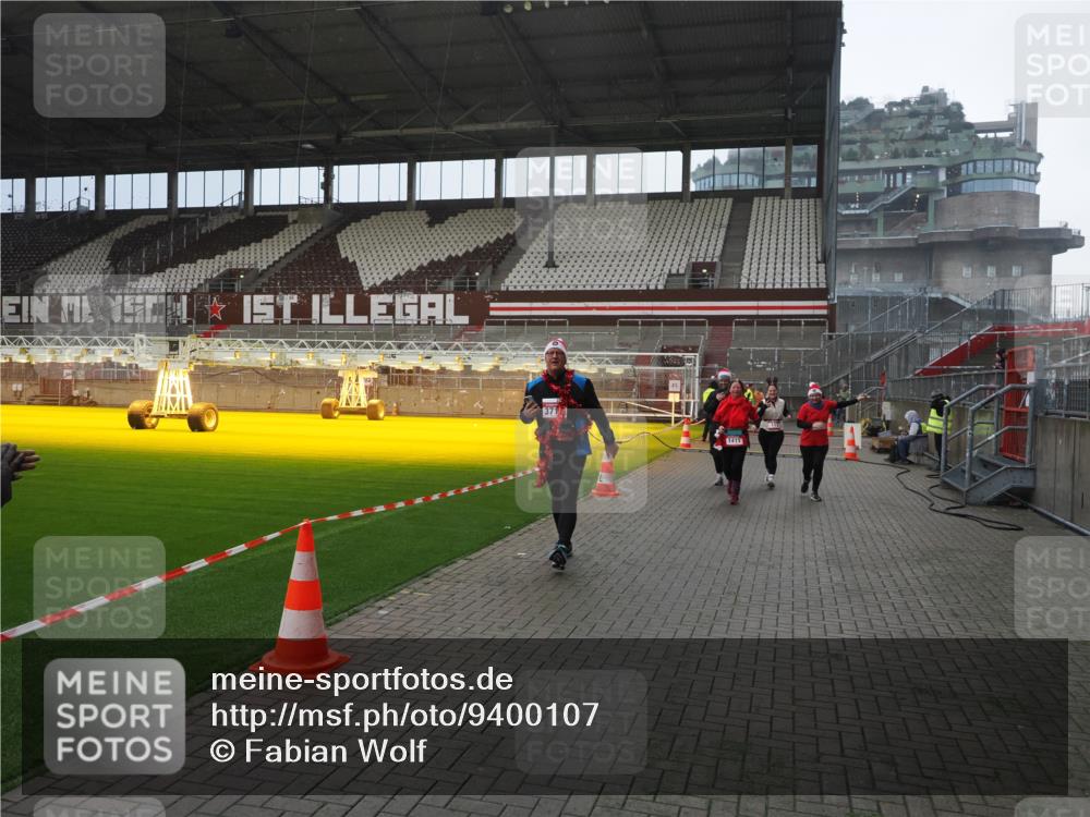 07.12.2025 - St. Pauli X-Mass-Run No. 15 Fabian Wolf http://msf.ph/oto/9400107 07.12.2025 11:04:55 Ziel 33, 117, 128, 1212, 1411, 2919, 4561, 4562, 4563, 4565, 4566, 4567, 4568, 4569, 4570, 4571, 4572, 4573, 4575, 4576, 4577, 4578 meine-sportfotos.de