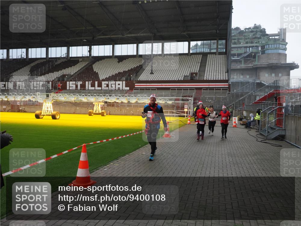 07.12.2025 - St. Pauli X-Mass-Run No. 15 Fabian Wolf http://msf.ph/oto/9400108 07.12.2025 11:04:55 Ziel 33, 117, 128, 1212, 1411, 2919, 4561, 4562, 4563, 4565, 4566, 4567, 4568, 4569, 4570, 4571, 4572, 4573, 4575, 4576, 4577, 4578 meine-sportfotos.de
