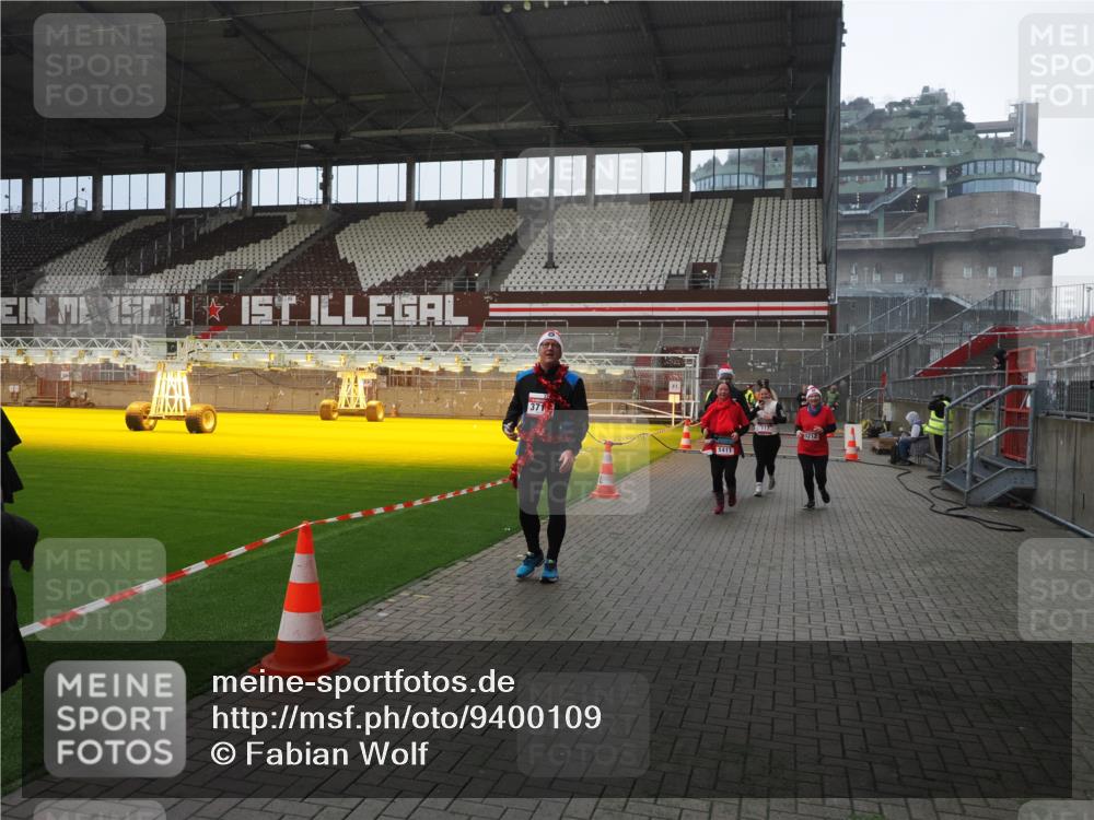07.12.2025 - St. Pauli X-Mass-Run No. 15 Fabian Wolf http://msf.ph/oto/9400109 07.12.2025 11:04:56 Ziel 33, 117, 128, 1212, 1411, 2919, 4561, 4562, 4563, 4565, 4566, 4567, 4568, 4569, 4570, 4571, 4572, 4573, 4575, 4576, 4577, 4578 meine-sportfotos.de