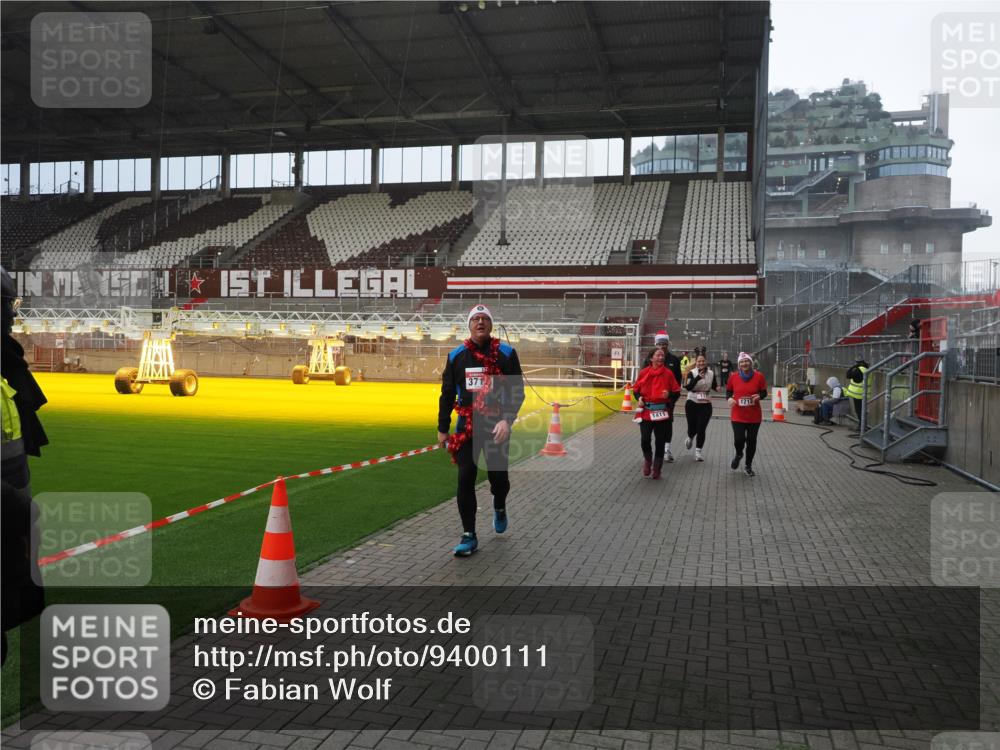 07.12.2025 - St. Pauli X-Mass-Run No. 15 Fabian Wolf http://msf.ph/oto/9400111 07.12.2025 11:04:56 Ziel 33, 117, 128, 1212, 1411, 2919, 4561, 4562, 4563, 4565, 4566, 4567, 4568, 4569, 4570, 4571, 4572, 4573, 4575, 4576, 4577, 4578 meine-sportfotos.de