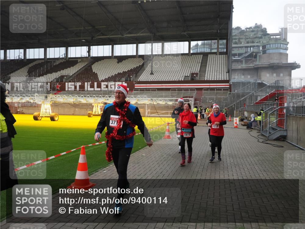 07.12.2025 - St. Pauli X-Mass-Run No. 15 Fabian Wolf http://msf.ph/oto/9400114 07.12.2025 11:04:57 Ziel 33, 117, 128, 1212, 1411, 2919, 4561, 4562, 4563, 4565, 4566, 4567, 4568, 4569, 4570, 4571, 4572, 4573, 4575, 4576, 4577, 4578 meine-sportfotos.de