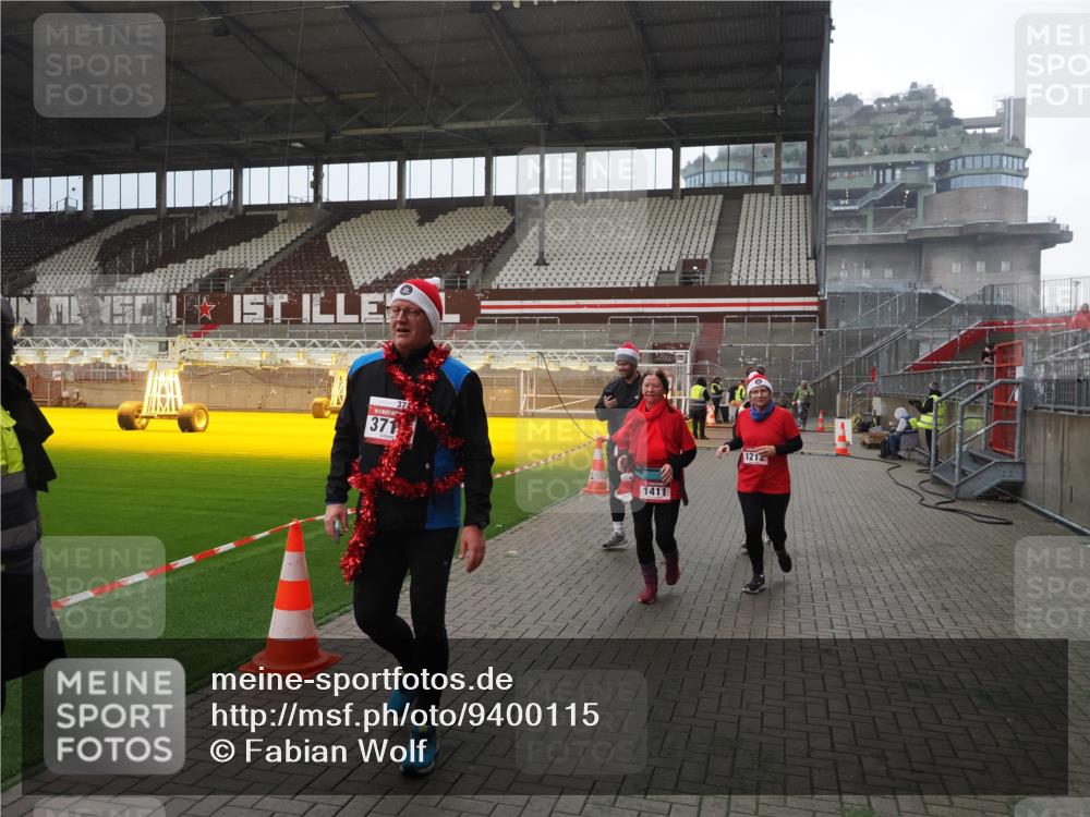 07.12.2025 - St. Pauli X-Mass-Run No. 15 Fabian Wolf http://msf.ph/oto/9400115 07.12.2025 11:04:58 Ziel 33, 117, 128, 1212, 1411, 2919, 4561, 4562, 4563, 4565, 4566, 4567, 4568, 4569, 4570, 4571, 4572, 4573, 4575, 4576, 4577, 4578 meine-sportfotos.de