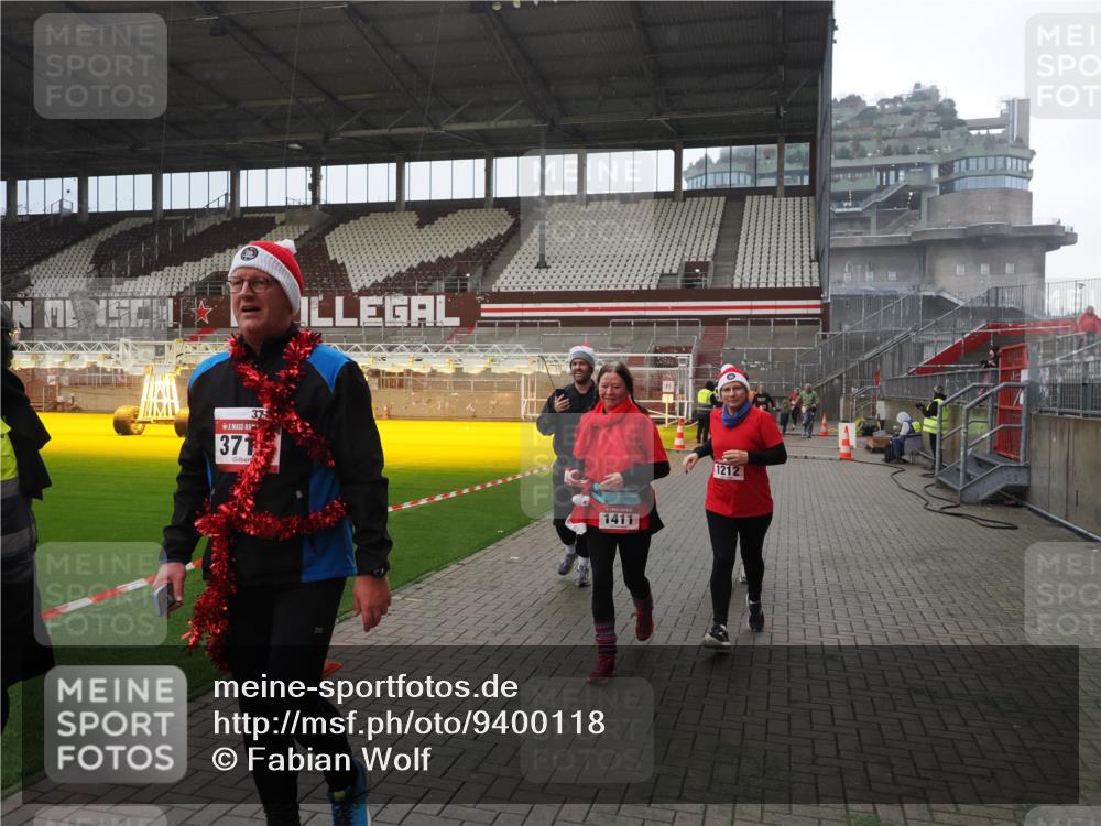 07.12.2025 - St. Pauli X-Mass-Run No. 15 Fabian Wolf http://msf.ph/oto/9400118 07.12.2025 11:04:58 Ziel 33, 117, 128, 1212, 1411, 2919, 4561, 4562, 4563, 4565, 4566, 4567, 4568, 4569, 4570, 4571, 4572, 4573, 4575, 4576, 4577, 4578 meine-sportfotos.de
