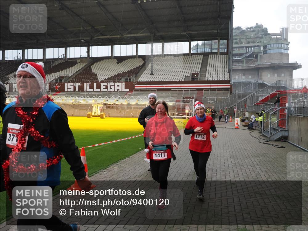07.12.2025 - St. Pauli X-Mass-Run No. 15 Fabian Wolf http://msf.ph/oto/9400120 07.12.2025 11:04:59 Ziel 33, 117, 128, 1212, 1411, 2919, 4561, 4562, 4563, 4565, 4566, 4567, 4568, 4569, 4570, 4571, 4572, 4573, 4575, 4576, 4577, 4578 meine-sportfotos.de