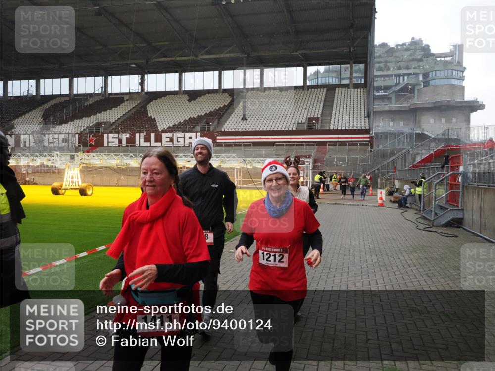 07.12.2025 - St. Pauli X-Mass-Run No. 15 Fabian Wolf http://msf.ph/oto/9400124 07.12.2025 11:04:59 Ziel 33, 117, 128, 1212, 1411, 2919, 4561, 4562, 4563, 4565, 4566, 4567, 4568, 4569, 4570, 4571, 4572, 4573, 4575, 4576, 4577, 4578 meine-sportfotos.de