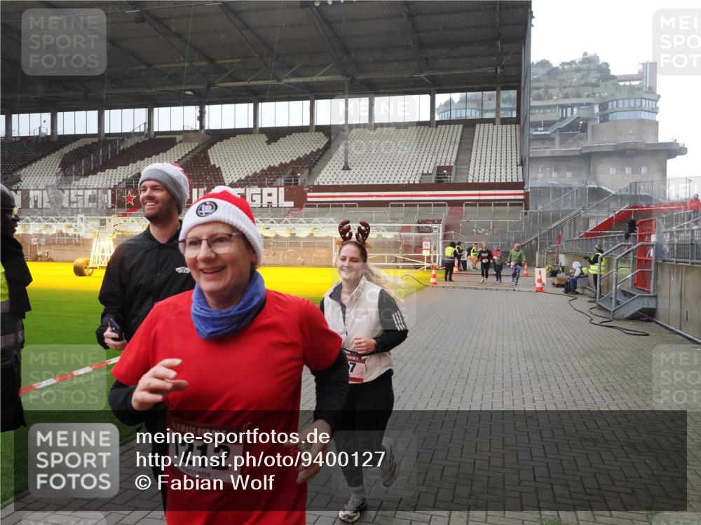 07.12.2025 - St. Pauli X-Mass-Run No. 15 Fabian Wolf http://msf.ph/oto/9400127 07.12.2025 11:05:00 Ziel 117, 128, 889, 1152, 1212, 1411, 4561, 4562, 4563, 4565, 4566, 4567, 4568, 4569, 4570, 4571, 4572, 4573, 4575, 4576, 4577, 4578 meine-sportfotos.de