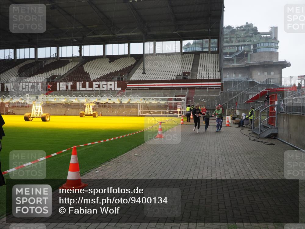 07.12.2025 - St. Pauli X-Mass-Run No. 15 Fabian Wolf http://msf.ph/oto/9400134 07.12.2025 11:05:03 Ziel 117, 128, 200, 201, 889, 1152, 1212, 1411, 4562, 4566, 4568, 4572, 4573, 4575, 4577, 4578 meine-sportfotos.de