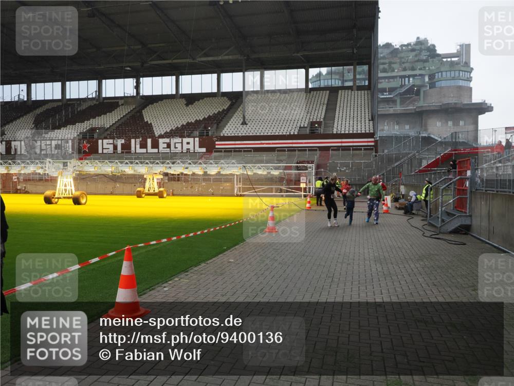 07.12.2025 - St. Pauli X-Mass-Run No. 15 Fabian Wolf http://msf.ph/oto/9400136 07.12.2025 11:05:03 Ziel 117, 128, 200, 201, 889, 1152, 1212, 1411, 4562, 4566, 4568, 4572, 4573, 4575, 4577, 4578 meine-sportfotos.de