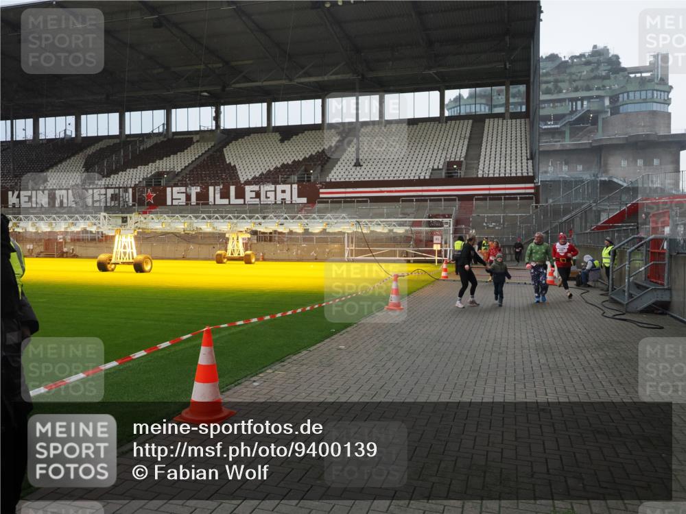 07.12.2025 - St. Pauli X-Mass-Run No. 15 Fabian Wolf http://msf.ph/oto/9400139 07.12.2025 11:05:04 Ziel 117, 128, 200, 201, 889, 1152, 1212, 1411, 4562, 4572, 4573, 4575, 4577 meine-sportfotos.de