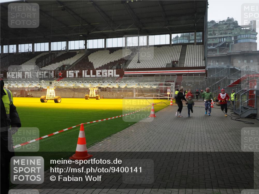 07.12.2025 - St. Pauli X-Mass-Run No. 15 Fabian Wolf http://msf.ph/oto/9400141 07.12.2025 11:05:04 Ziel 117, 128, 200, 201, 889, 1152, 1212, 1411, 4562, 4572, 4573, 4575, 4577 meine-sportfotos.de