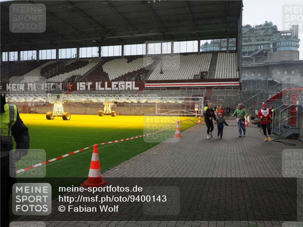 07.12.2025 - St. Pauli X-Mass-Run No. 15 Fabian Wolf http://msf.ph/oto/9400143 07.12.2025 11:05:05 Ziel 117, 128, 200, 201, 889, 1152, 1212, 1411, 4562, 4572, 4575 meine-sportfotos.de