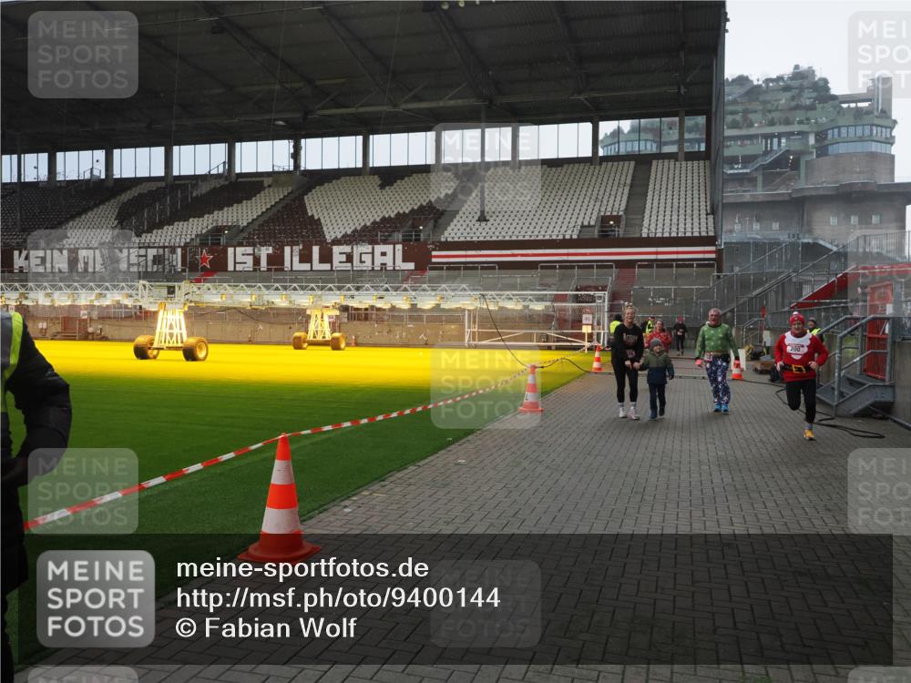 07.12.2025 - St. Pauli X-Mass-Run No. 15 Fabian Wolf http://msf.ph/oto/9400144 07.12.2025 11:05:05 Ziel 117, 128, 200, 201, 889, 1152, 1212, 1411, 4562, 4572, 4575 meine-sportfotos.de