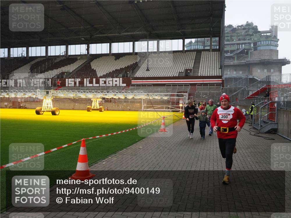 07.12.2025 - St. Pauli X-Mass-Run No. 15 Fabian Wolf http://msf.ph/oto/9400149 07.12.2025 11:05:06 Ziel 117, 128, 200, 201, 889, 1152, 1212, 1411 meine-sportfotos.de