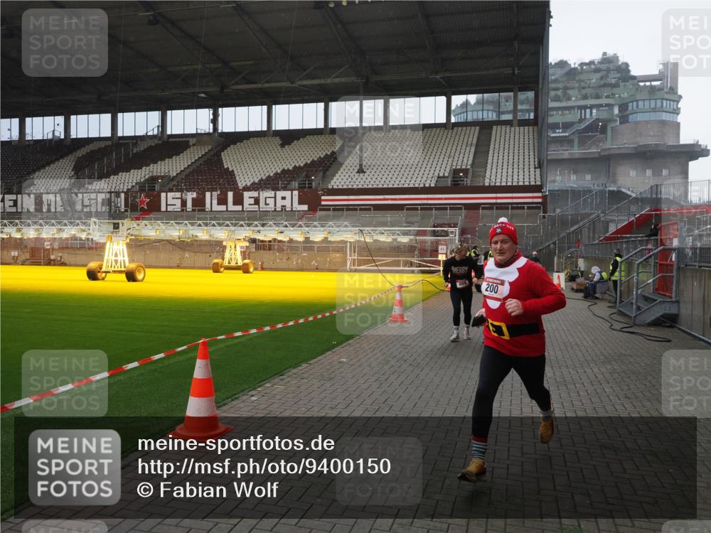 07.12.2025 - St. Pauli X-Mass-Run No. 15 Fabian Wolf http://msf.ph/oto/9400150 07.12.2025 11:05:06 Ziel 117, 128, 200, 201, 889, 1152, 1212, 1411 meine-sportfotos.de