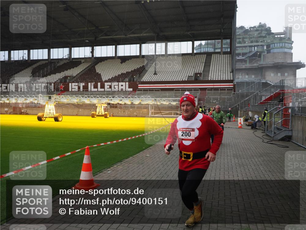 07.12.2025 - St. Pauli X-Mass-Run No. 15 Fabian Wolf http://msf.ph/oto/9400151 07.12.2025 11:05:06 Ziel 117, 128, 200, 201, 889, 1152, 1212, 1411 meine-sportfotos.de