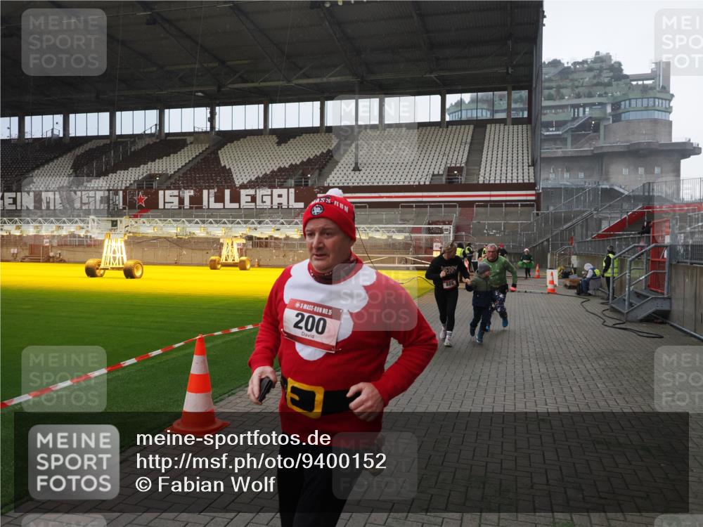 07.12.2025 - St. Pauli X-Mass-Run No. 15 Fabian Wolf http://msf.ph/oto/9400152 07.12.2025 11:05:07 Ziel 117, 128, 200, 201, 889, 1152, 1212, 1411 meine-sportfotos.de