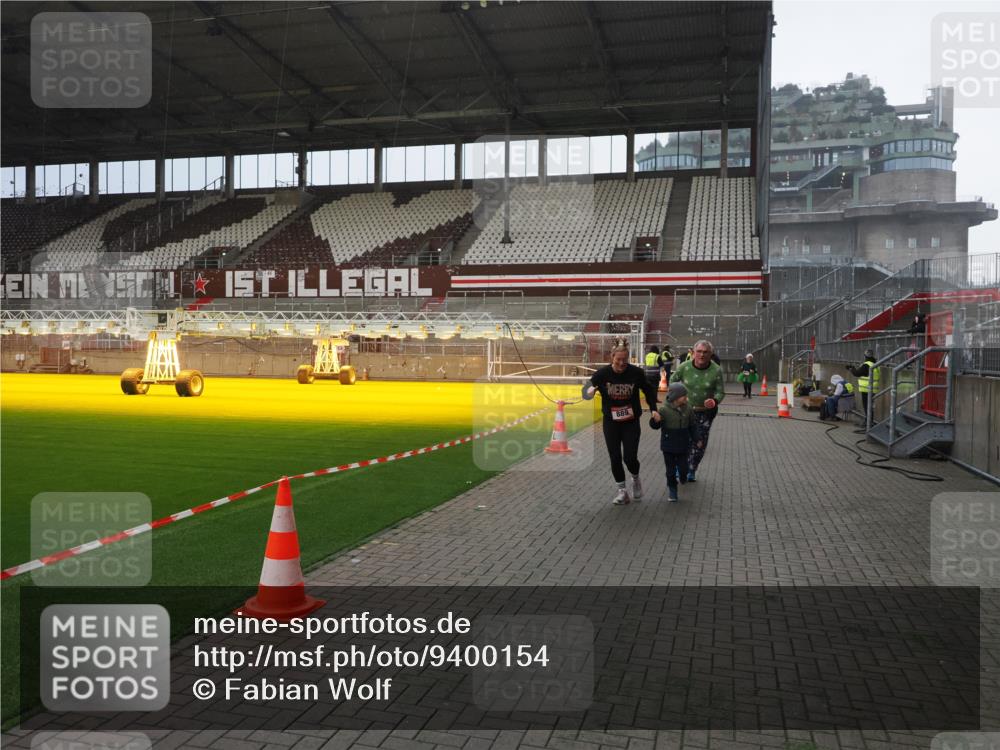 07.12.2025 - St. Pauli X-Mass-Run No. 15 Fabian Wolf http://msf.ph/oto/9400154 07.12.2025 11:05:07 Ziel 117, 128, 200, 201, 889, 1152, 1212, 1411 meine-sportfotos.de