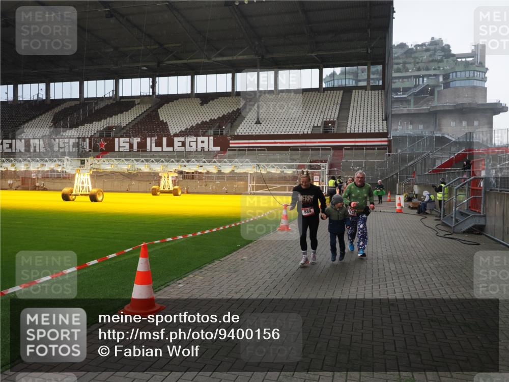 07.12.2025 - St. Pauli X-Mass-Run No. 15 Fabian Wolf http://msf.ph/oto/9400156 07.12.2025 11:05:08 Ziel 117, 128, 200, 201, 889, 1152, 1212, 1411, 1630 meine-sportfotos.de