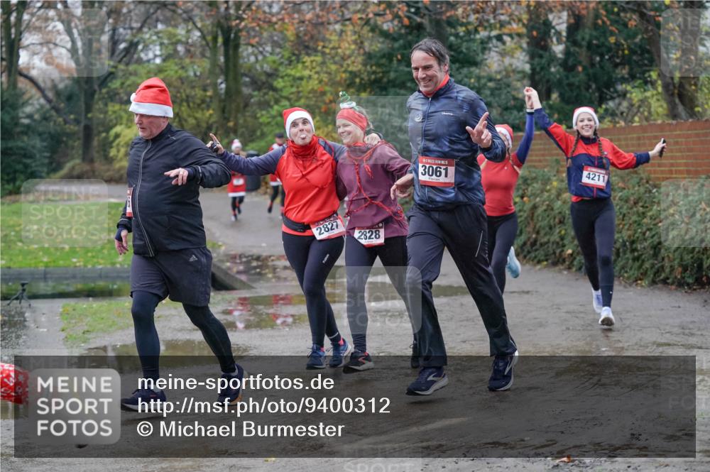 07.12.2025 - St. Pauli X-Mass-Run No. 15 Michael Burmester http://msf.ph/oto/9400312 07.12.2025 10:21:37 Laufen 2827, 2828, 5, 3061, 4211 meine-sportfotos.de