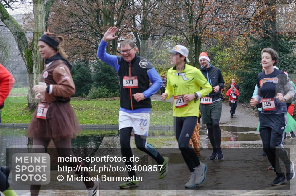 07.12.2025 - St. Pauli X-Mass-Run No. 15 Michael Burmester http://msf.ph/oto/9400857 07.12.2025 10:24:07 Laufen 01, 571, 70, 1421, 3381, 4146, 545 meine-sportfotos.de