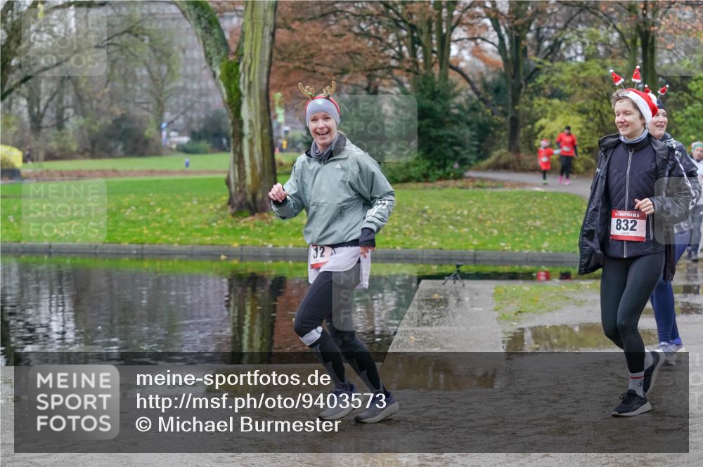 07.12.2025 - St. Pauli X-Mass-Run No. 15 Michael Burmester http://msf.ph/oto/9403573 07.12.2025 10:47:39 Laufen 12, 5, 832 meine-sportfotos.de