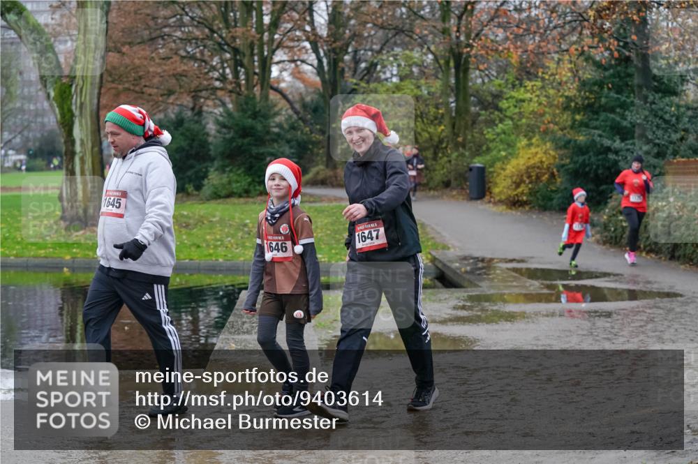 07.12.2025 - St. Pauli X-Mass-Run No. 15 Michael Burmester http://msf.ph/oto/9403614 07.12.2025 10:47:49 Laufen 1645, 1646, 1647 meine-sportfotos.de