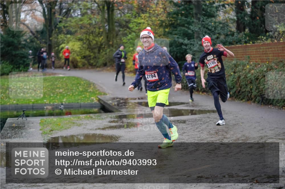 07.12.2025 - St. Pauli X-Mass-Run No. 15 Michael Burmester http://msf.ph/oto/9403993 07.12.2025 11:01:29 Laufen 2194, 2195 meine-sportfotos.de