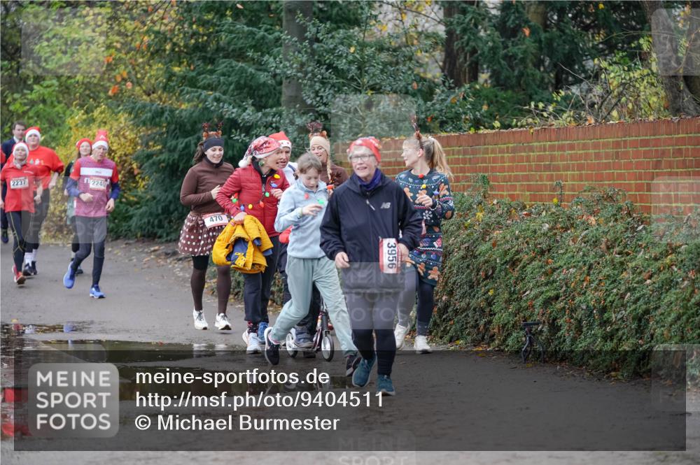 07.12.2025 - St. Pauli X-Mass-Run No. 15 Michael Burmester http://msf.ph/oto/9404511 07.12.2025 11:04:44 Laufen 2237, 2240, 470, 3956 meine-sportfotos.de