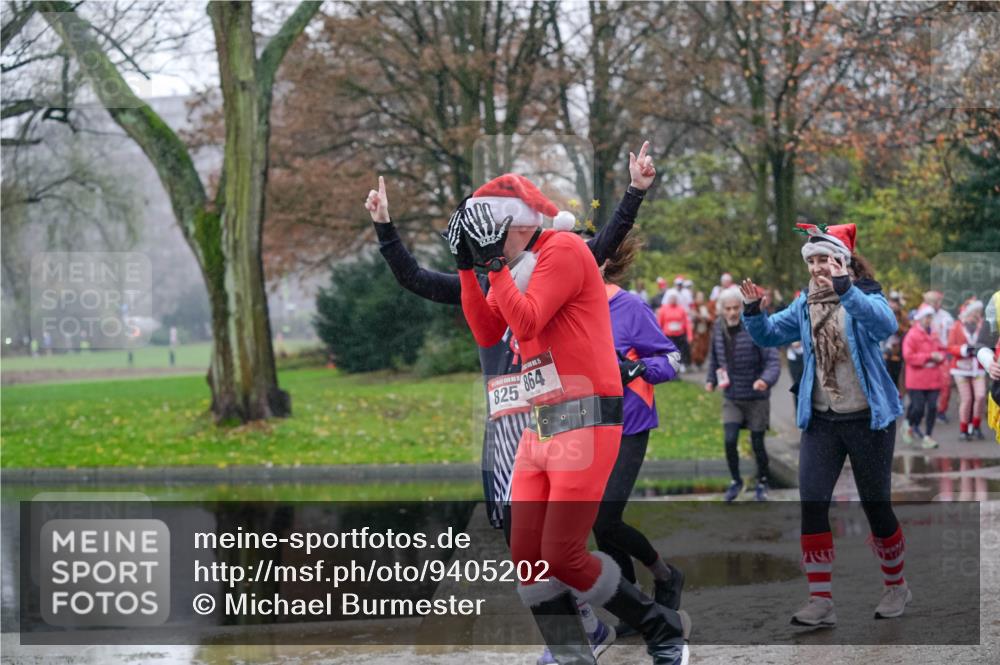 07.12.2025 - St. Pauli X-Mass-Run No. 15 Michael Burmester http://msf.ph/oto/9405202 07.12.2025 11:07:44 Laufen 825, 664 meine-sportfotos.de