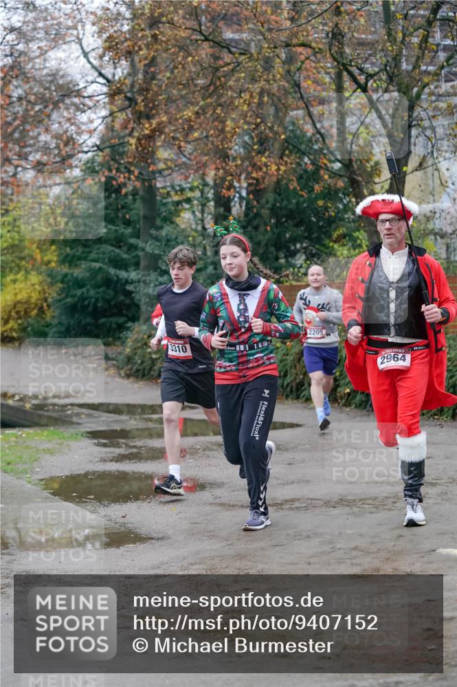07.12.2025 - St. Pauli X-Mass-Run No. 15 Michael Burmester http://msf.ph/oto/9407152 07.12.2025 09:40:58 Laufen 3310, 3, 2205, 2964 meine-sportfotos.de